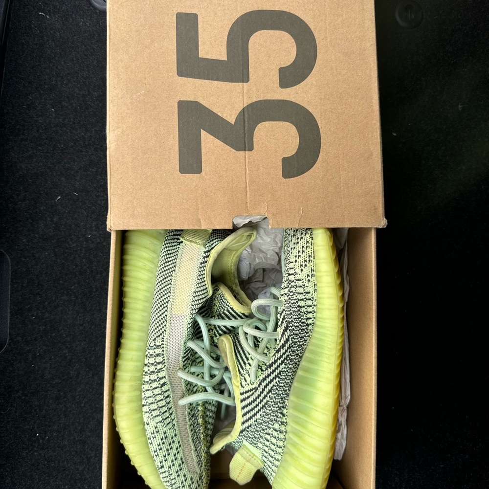 Adidas Yeezy Boost 350 V2 Box